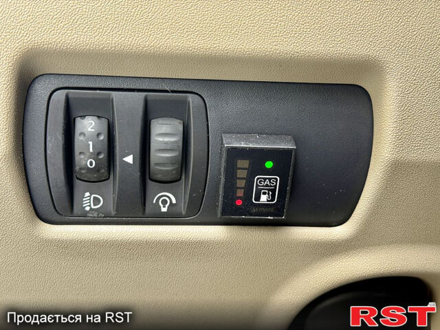 Рено Меган, объемом двигателя 1.6 л и пробегом 258 тыс. км за 5100 $, фото 10 на Automoto.ua