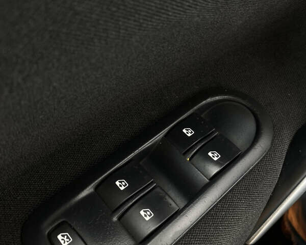 Рено Меган, об'ємом двигуна 1.6 л та пробігом 158 тис. км за 6400 $, фото 13 на Automoto.ua