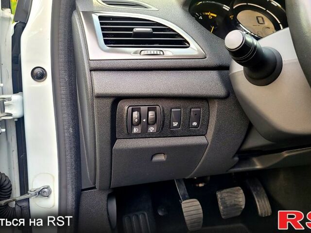 Рено Меган, объемом двигателя 1.5 л и пробегом 125 тыс. км за 10400 $, фото 10 на Automoto.ua