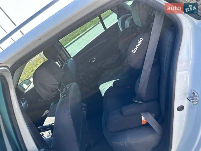 Рено Меган, объемом двигателя 1.49 л и пробегом 198 тыс. км за 10600 $, фото 30 на Automoto.ua