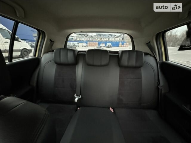 Желтый Рено Меган, объемом двигателя 1.4 л и пробегом 283 тыс. км за 4900 $, фото 7 на Automoto.ua