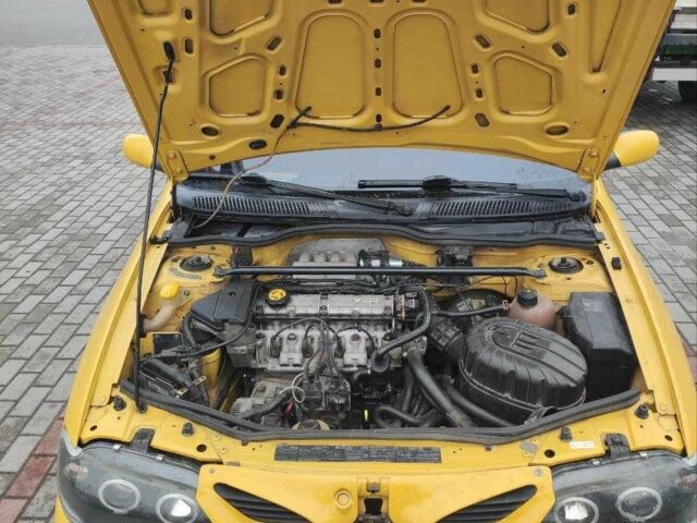 Жовтий Рено Меган, об'ємом двигуна 2 л та пробігом 210 тис. км за 2000 $, фото 8 на Automoto.ua