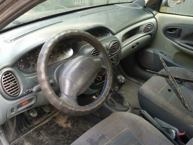 Серый Рено Меган, объемом двигателя 1.4 л и пробегом 300 тыс. км за 1200 $, фото 1 на Automoto.ua