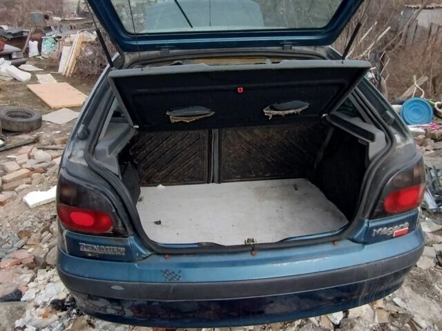 Серый Рено Меган, объемом двигателя 1.6 л и пробегом 300 тыс. км за 900 $, фото 3 на Automoto.ua