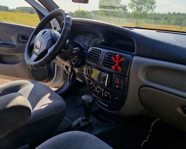 Сірий Рено Меган, об'ємом двигуна 1.6 л та пробігом 226 тис. км за 2000 $, фото 1 на Automoto.ua