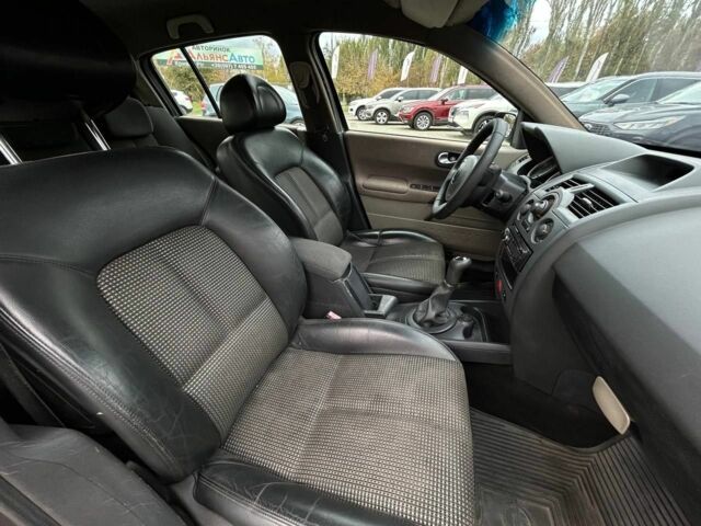 Рено Меган 2003 в Кривом Роге на Automoto.ua Серый Рено Меган, объемом двигателя 1.6 л и пробегом 240 тыс. км за 3300 $, фото 15 на Automoto.ua