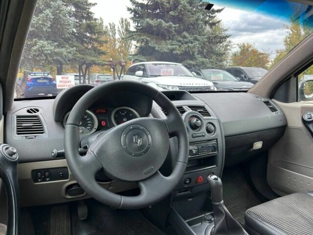Рено Меган 2003 в Кривом Роге на Automoto.ua Серый Рено Меган, объемом двигателя 1.6 л и пробегом 240 тыс. км за 3300 $, фото 10 на Automoto.ua