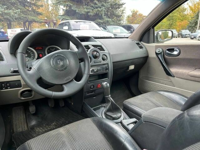 Рено Меган 2003 в Кривом Роге на Automoto.ua Серый Рено Меган, объемом двигателя 1.6 л и пробегом 240 тыс. км за 3300 $, фото 16 на Automoto.ua