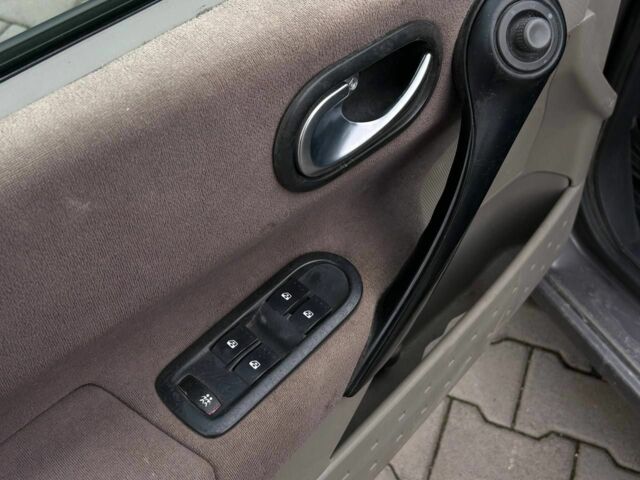 Рено Меган 2003 в Кривом Роге на Automoto.ua Серый Рено Меган, объемом двигателя 1.6 л и пробегом 240 тыс. км за 3300 $, фото 8 на Automoto.ua