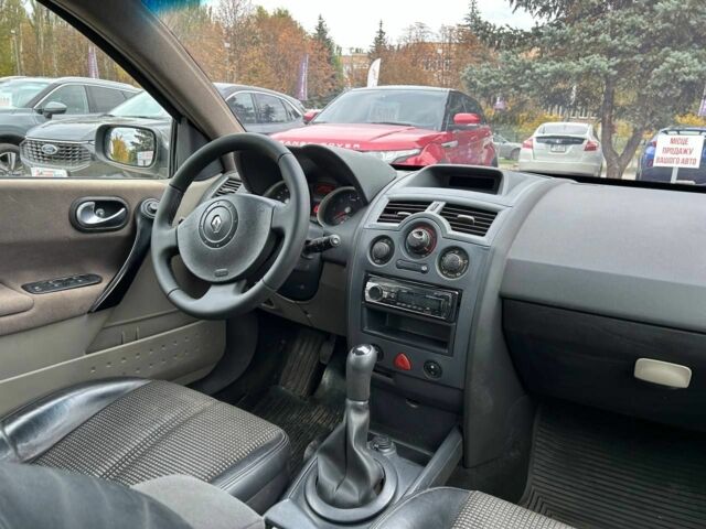 Рено Меган 2003 в Кривом Роге на Automoto.ua Серый Рено Меган, объемом двигателя 1.6 л и пробегом 240 тыс. км за 3300 $, фото 12 на Automoto.ua