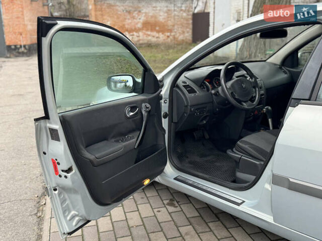 Серый Рено Меган, объемом двигателя 2 л и пробегом 242 тыс. км за 4900 $, фото 17 на Automoto.ua