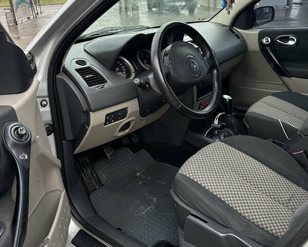 Сірий Рено Меган, об'ємом двигуна 1.46 л та пробігом 240 тис. км за 3999 $, фото 12 на Automoto.ua