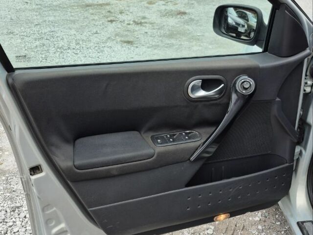 Серый Рено Меган, объемом двигателя 2 л и пробегом 205 тыс. км за 4700 $, фото 9 на Automoto.ua