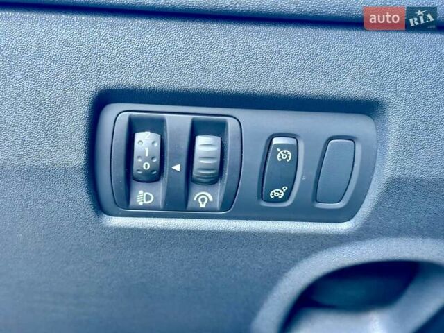 Рено Меган 2004 у Вінниці на Automoto.ua Сірий Рено Меган, об'ємом двигуна 1.6 л та пробігом 199 тис. км за 5300 $, фото 16 на Automoto.ua