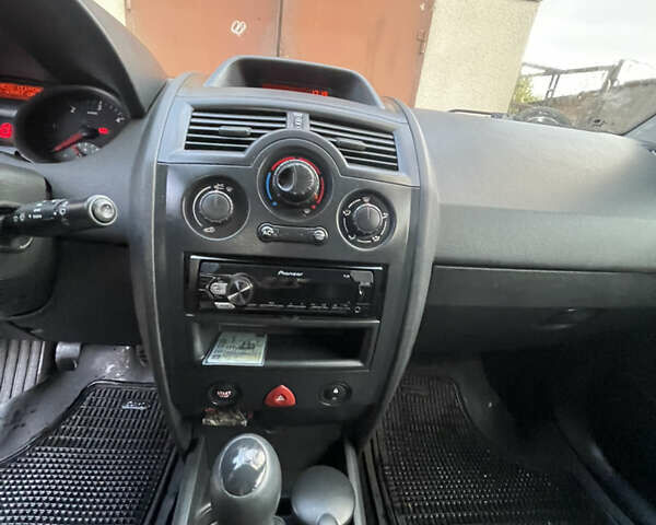 Серый Рено Меган, объемом двигателя 1.46 л и пробегом 274 тыс. км за 3900 $, фото 5 на Automoto.ua