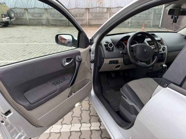 Серый Рено Меган, объемом двигателя 1.6 л и пробегом 280 тыс. км за 3999 $, фото 12 на Automoto.ua