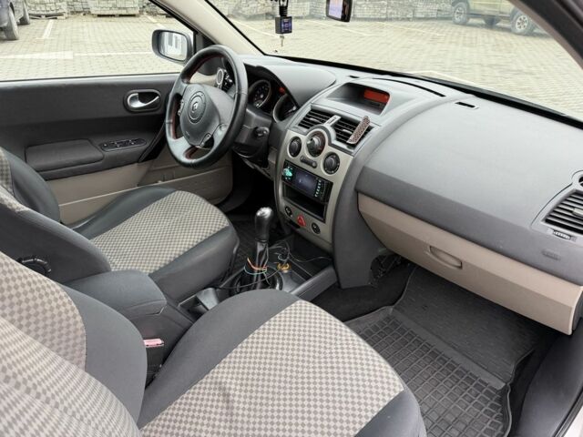 Серый Рено Меган, объемом двигателя 1.6 л и пробегом 280 тыс. км за 3999 $, фото 14 на Automoto.ua