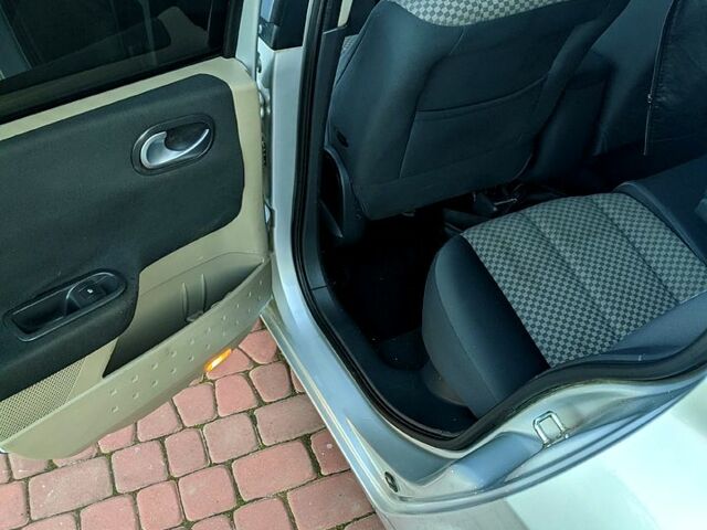 Рено Меган 2005 в Луцке на Automoto.ua Серый Рено Меган, объемом двигателя 1.6 л и пробегом 240 тыс. км за 3500 $, фото 7 на Automoto.ua