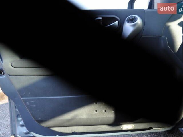 Рено Меган 2006 в Киеве на Automoto.ua Серый Рено Меган, объемом двигателя 1.6 л и пробегом 185 тыс. км за 6300 $, фото 50 на Automoto.ua