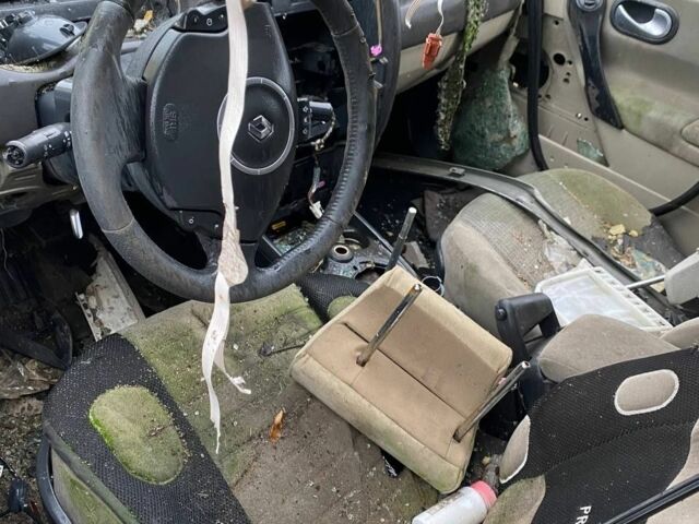 Серый Рено Меган, объемом двигателя 2 л и пробегом 777 тыс. км за 1000 $, фото 6 на Automoto.ua