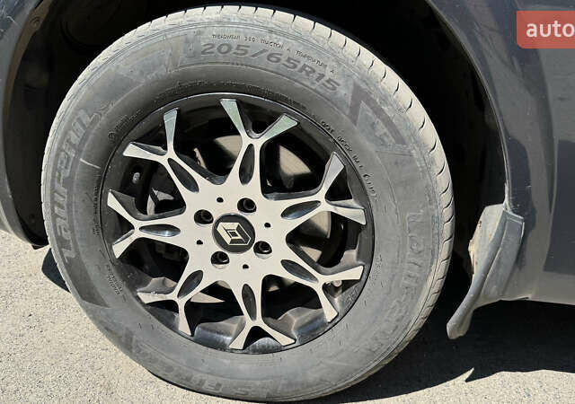 Серый Рено Меган, объемом двигателя 1.6 л и пробегом 165 тыс. км за 5499 $, фото 15 на Automoto.ua