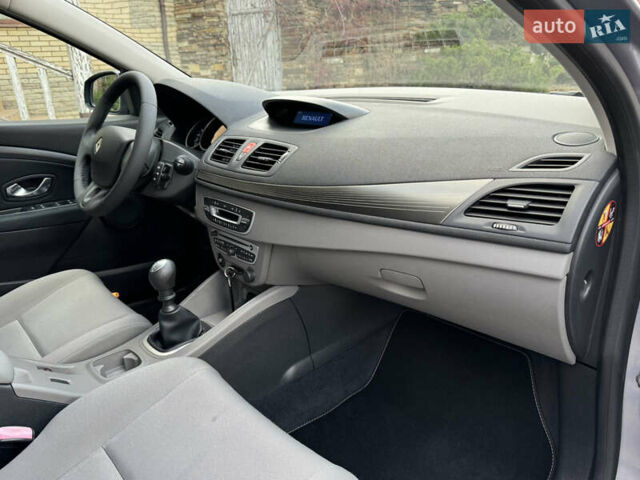 Серый Рено Меган, объемом двигателя 1.6 л и пробегом 153 тыс. км за 7650 $, фото 35 на Automoto.ua