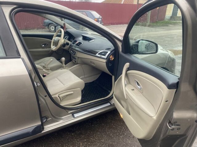 Сірий Рено Меган, об'ємом двигуна 1.5 л та пробігом 230 тис. км за 7000 $, фото 4 на Automoto.ua