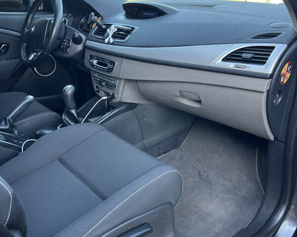 Рено Меган 2008 в Владимир-Волынский на Automoto.ua Серый Рено Меган, объемом двигателя 1.5 л и пробегом 248 тыс. км за 6100 $, фото 20 на Automoto.ua