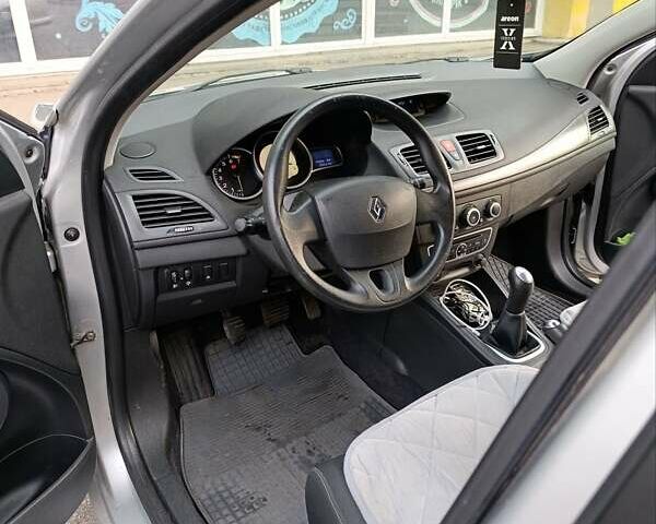 Серый Рено Меган, объемом двигателя 1.6 л и пробегом 176 тыс. км за 6700 $, фото 16 на Automoto.ua