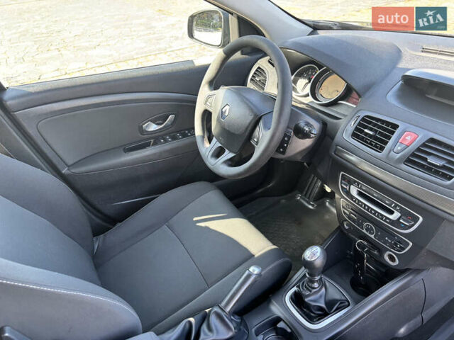 Рено Меган 2009 у Александрие на Automoto.ua Сірий Рено Меган, об'ємом двигуна 1.6 л та пробігом 212 тис. км за 7600 $, фото 22 на Automoto.ua
