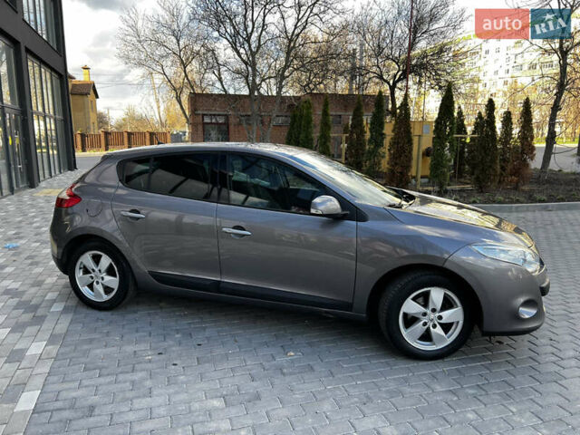 Сірий Рено Меган, об'ємом двигуна 1.6 л та пробігом 198 тис. км за 6750 $, фото 2 на Automoto.ua