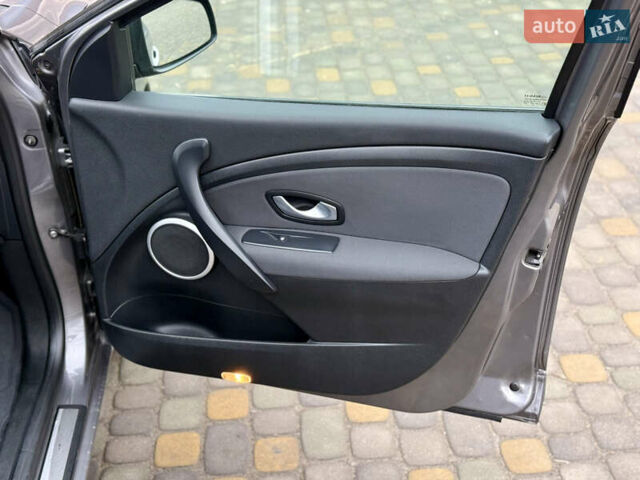 Сірий Рено Меган, об'ємом двигуна 1.6 л та пробігом 156 тис. км за 8350 $, фото 27 на Automoto.ua