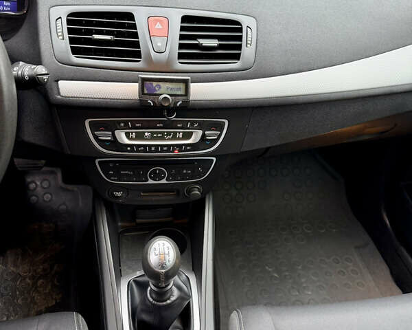 Сірий Рено Меган, об'ємом двигуна 1.6 л та пробігом 156 тис. км за 8350 $, фото 33 на Automoto.ua