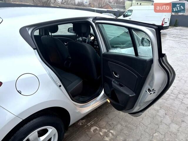 Сірий Рено Меган, об'ємом двигуна 1.6 л та пробігом 265 тис. км за 6100 $, фото 12 на Automoto.ua