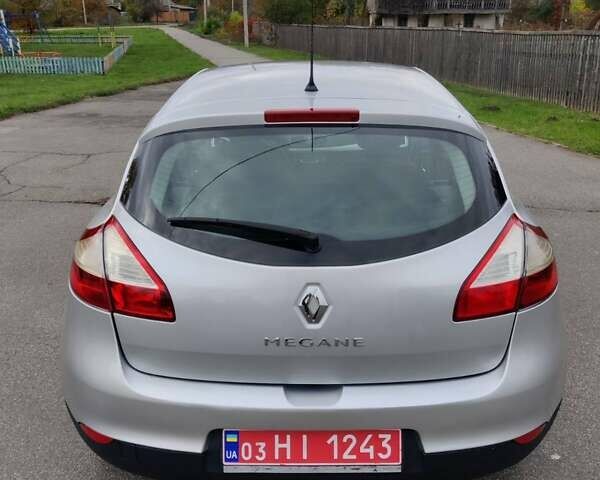 Рено Меган 2009 у Барышевке на Automoto.ua Сірий Рено Меган, об'ємом двигуна 1.6 л та пробігом 185 тис. км за 6950 $, фото 7 на Automoto.ua