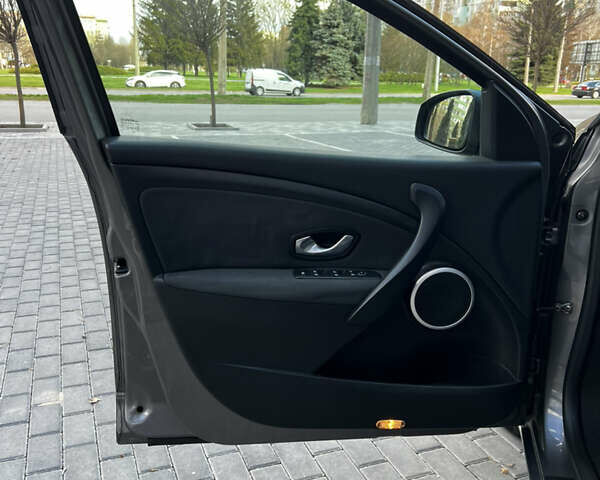 Сірий Рено Меган, об'ємом двигуна 1.6 л та пробігом 198 тис. км за 6750 $, фото 34 на Automoto.ua