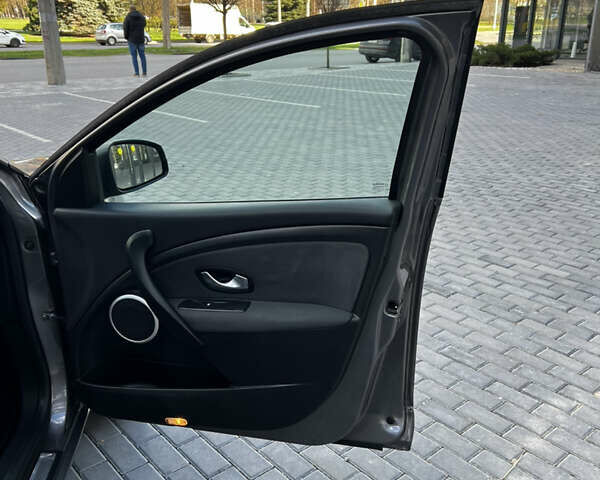 Сірий Рено Меган, об'ємом двигуна 1.6 л та пробігом 198 тис. км за 6750 $, фото 19 на Automoto.ua