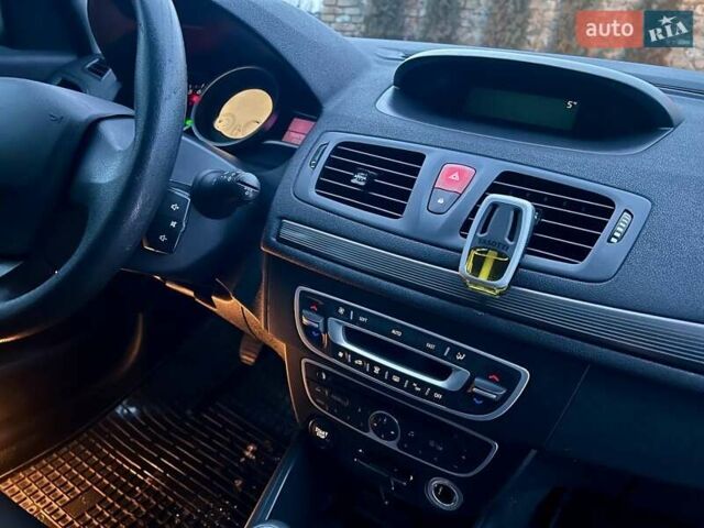 Сірий Рено Меган, об'ємом двигуна 1.6 л та пробігом 186 тис. км за 6900 $, фото 72 на Automoto.ua