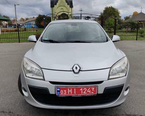 Рено Меган 2009 у Барышевке на Automoto.ua Сірий Рено Меган, об'ємом двигуна 1.6 л та пробігом 185 тис. км за 6950 $, фото 1 на Automoto.ua