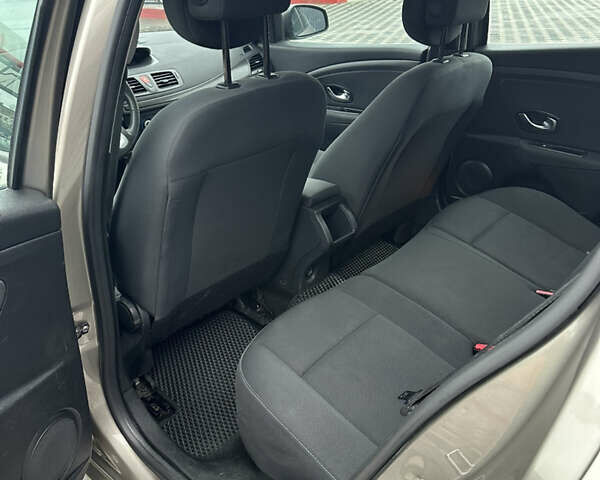 Серый Рено Меган, объемом двигателя 1.6 л и пробегом 248 тыс. км за 6800 $, фото 18 на Automoto.ua