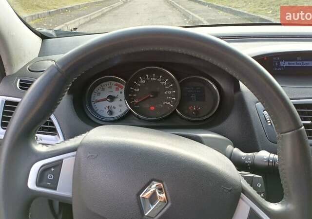 Рено Меган 2010 в Ровно на Automoto.ua Серый Рено Меган, объемом двигателя 1.46 л и пробегом 286 тыс. км за 5500 $, фото 1 на Automoto.ua