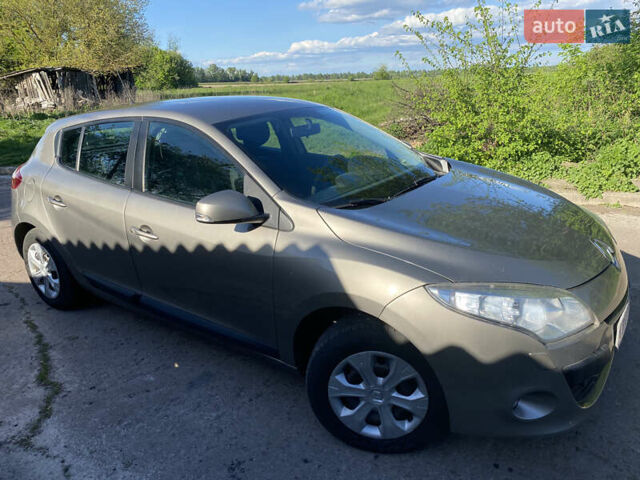 Рено Меган 2010 в Чернигове на Automoto.ua Серый Рено Меган, объемом двигателя 1.6 л и пробегом 240 тыс. км за 7000 $, фото 2 на Automoto.ua