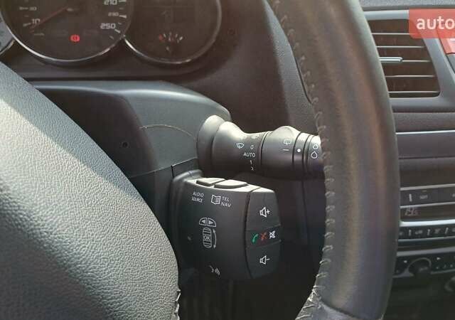 Рено Меган 2010 в Ровно на Automoto.ua Серый Рено Меган, объемом двигателя 1.46 л и пробегом 286 тыс. км за 5500 $, фото 23 на Automoto.ua