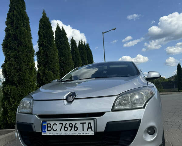 Серый Рено Меган, объемом двигателя 1.46 л и пробегом 230 тыс. км за 6299 $, фото 2 на Automoto.ua