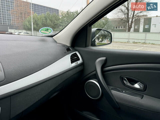 Серый Рено Меган, объемом двигателя 1.6 л и пробегом 164 тыс. км за 8000 $, фото 49 на Automoto.ua