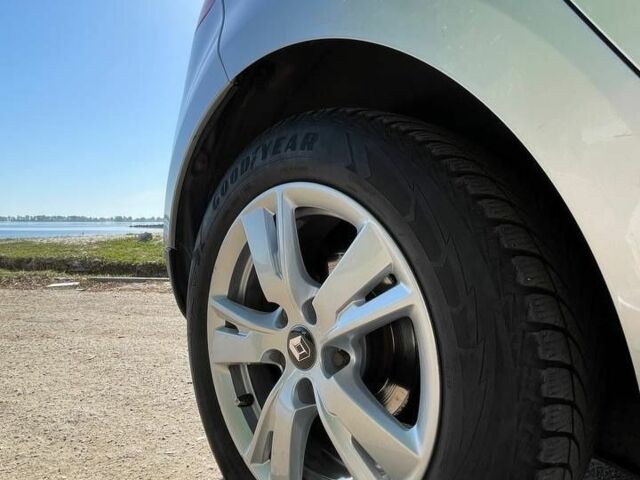 Серый Рено Меган, объемом двигателя 2 л и пробегом 194 тыс. км за 6400 $, фото 2 на Automoto.ua