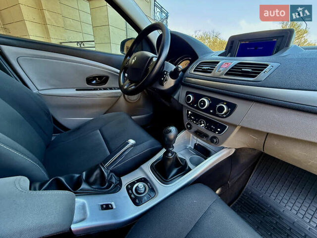 Рено Меган 2010 в Одессе на Automoto.ua Серый Рено Меган, объемом двигателя 1.46 л и пробегом 221 тыс. км за 5999 $, фото 49 на Automoto.ua