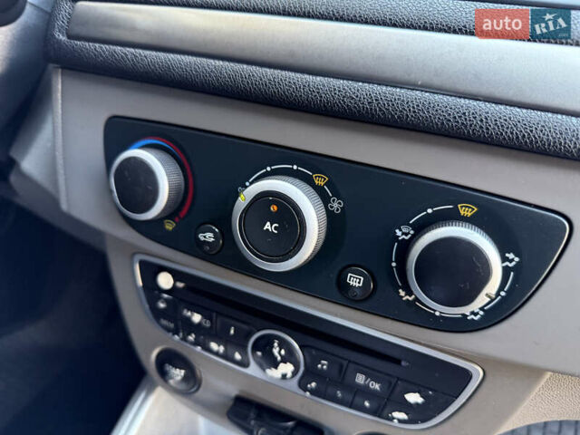 Рено Меган 2010 в Одессе на Automoto.ua Серый Рено Меган, объемом двигателя 1.46 л и пробегом 221 тыс. км за 5999 $, фото 51 на Automoto.ua