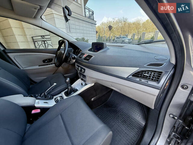 Рено Меган 2010 в Одессе на Automoto.ua Серый Рено Меган, объемом двигателя 1.46 л и пробегом 221 тыс. км за 5999 $, фото 53 на Automoto.ua