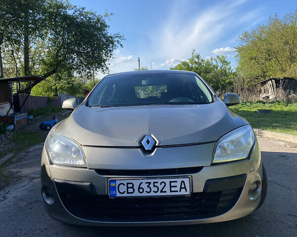 Рено Меган 2010 в Чернигове на Automoto.ua Серый Рено Меган, объемом двигателя 1.6 л и пробегом 240 тыс. км за 7000 $, фото 1 на Automoto.ua
